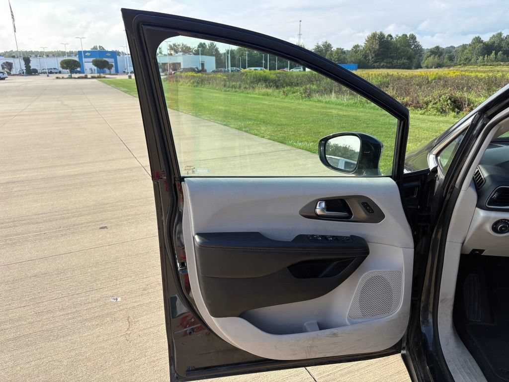 Used 2020 Chrysler Pacifica Touring-L Plus FWD image 10