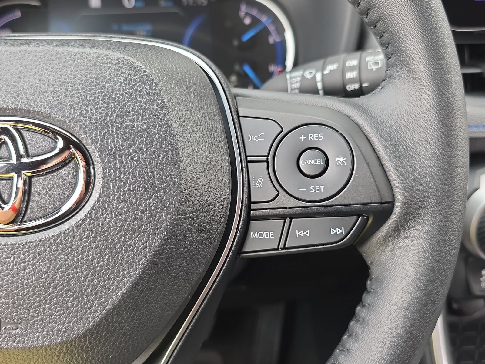 Used 2025 Toyota RAV4 XSE AWD/4WD image 18