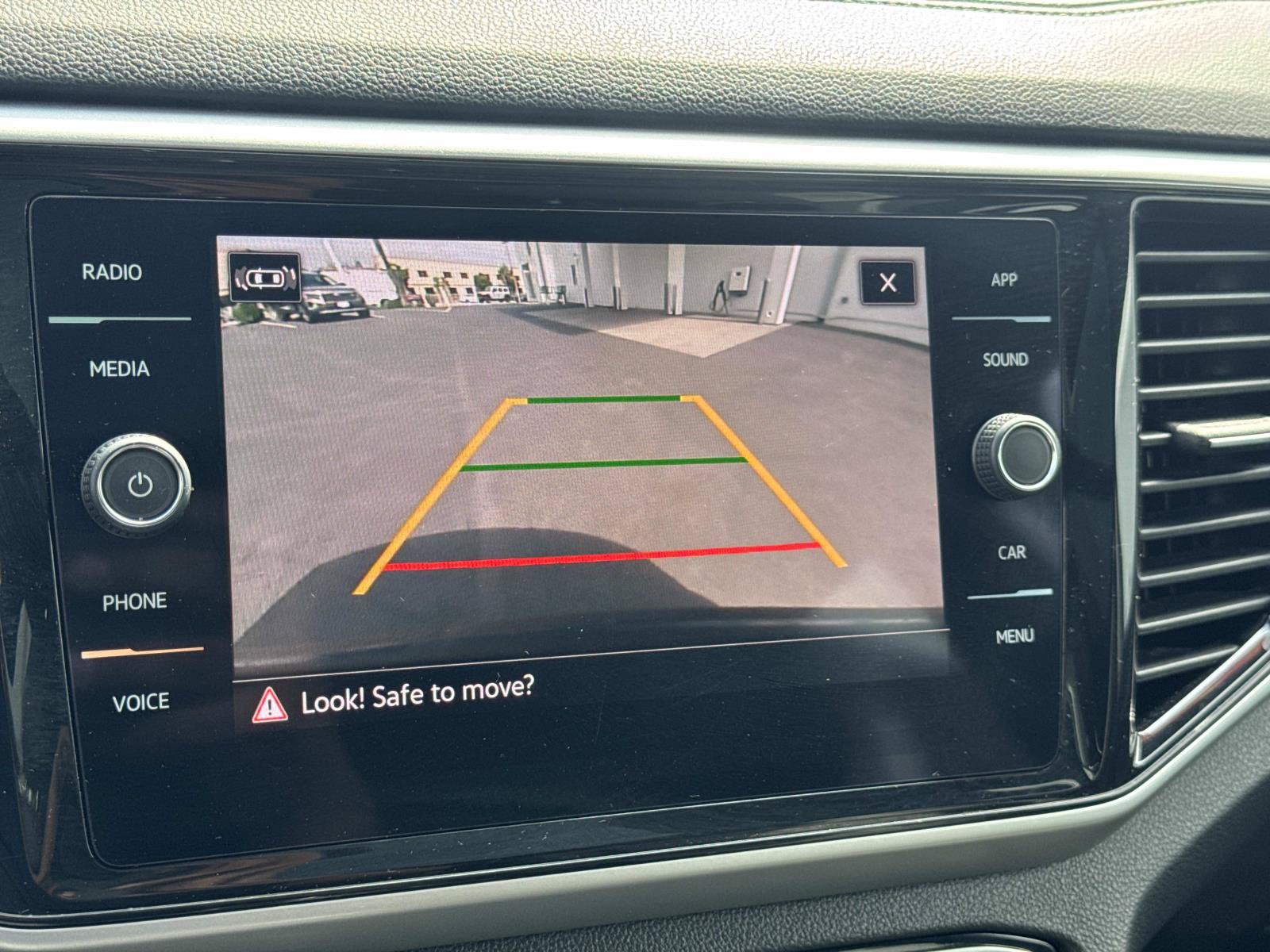 Certified 2023 Volkswagen Atlas Cross Sport SE w/ Panoramic Sunroof Package AWD/4WD image 25