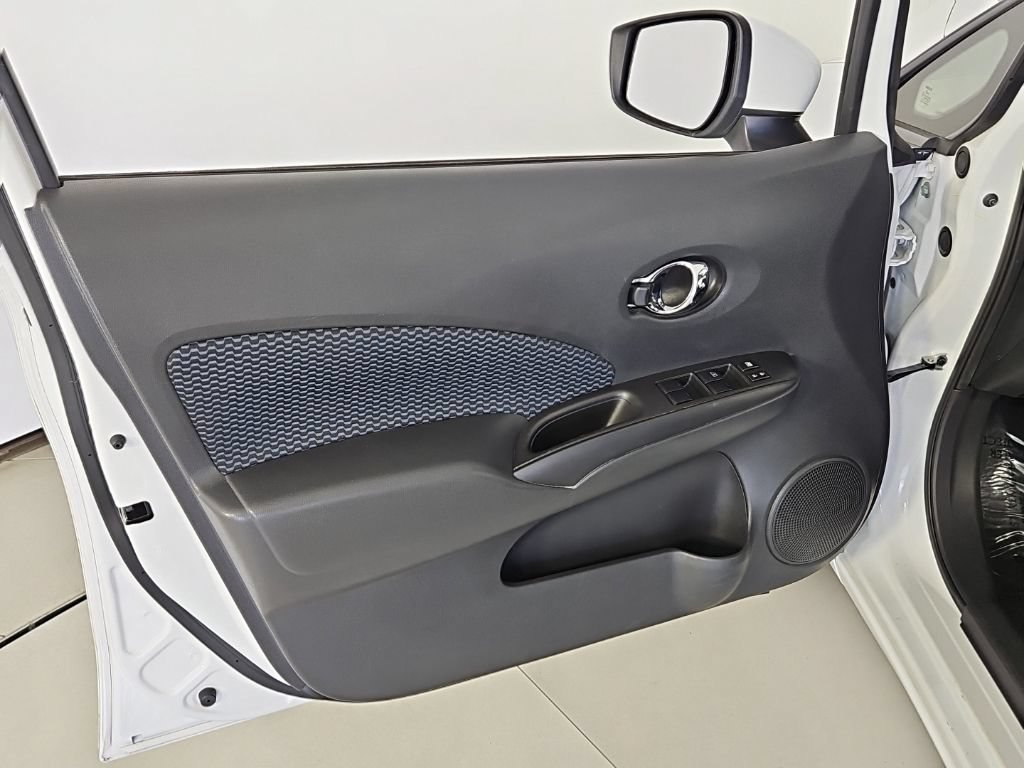 Used 2016 Nissan Versa Note SV FWD image 11