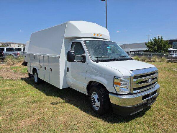 New 2027 Ford E-350 and Econoline 350 Super Duty w/ Power Equipment Group RWD image 4