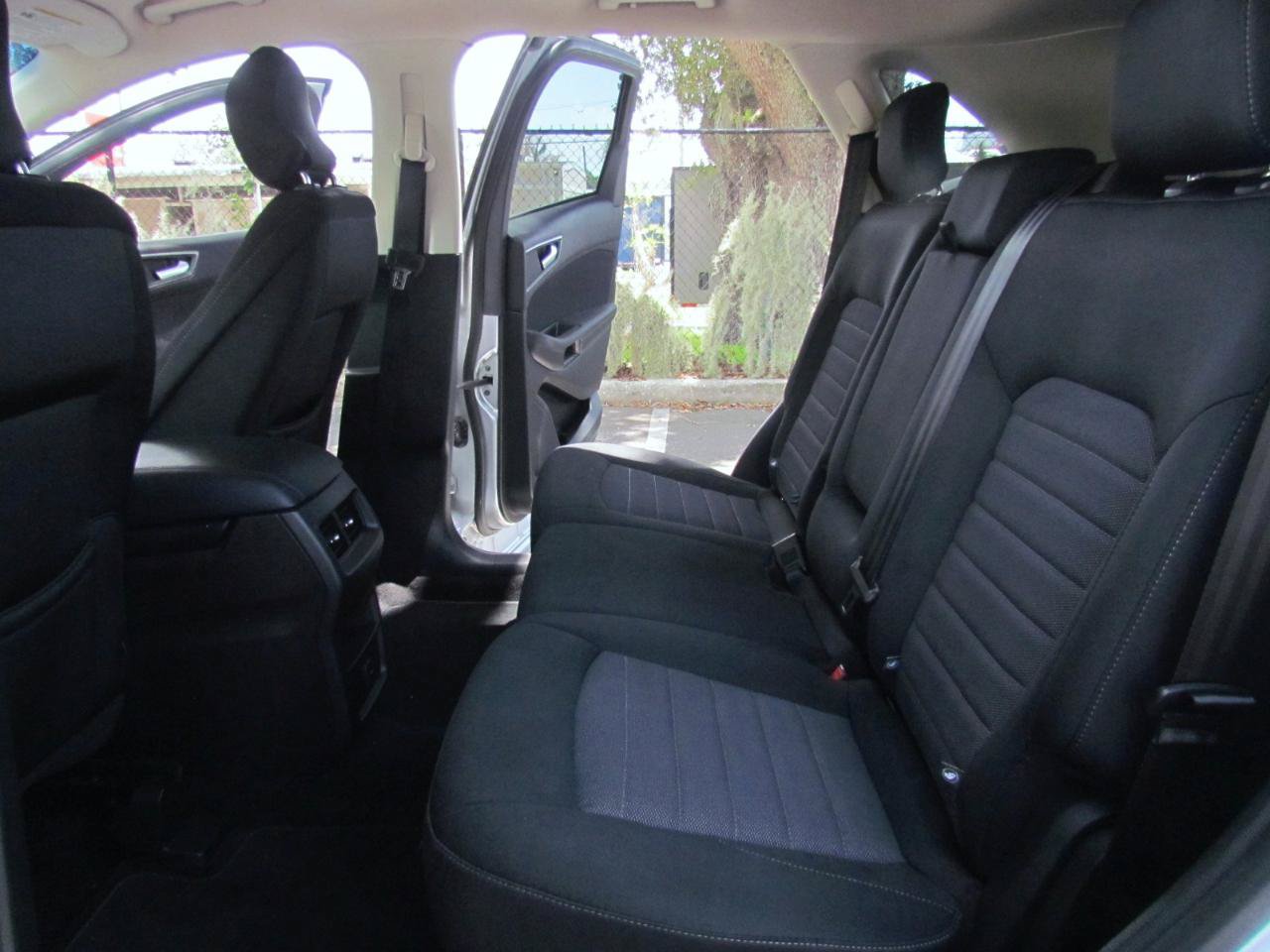 Used 2018 Ford Edge SE FWD image 21