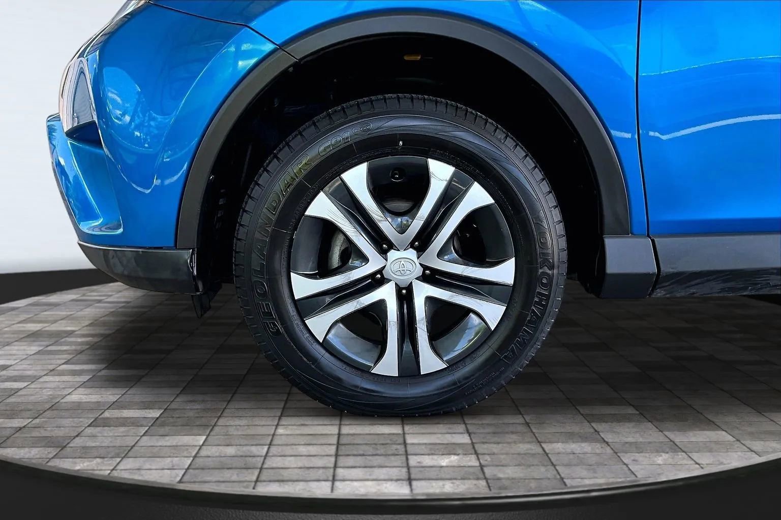 Used 2017 Toyota RAV4 LE FWD image 30