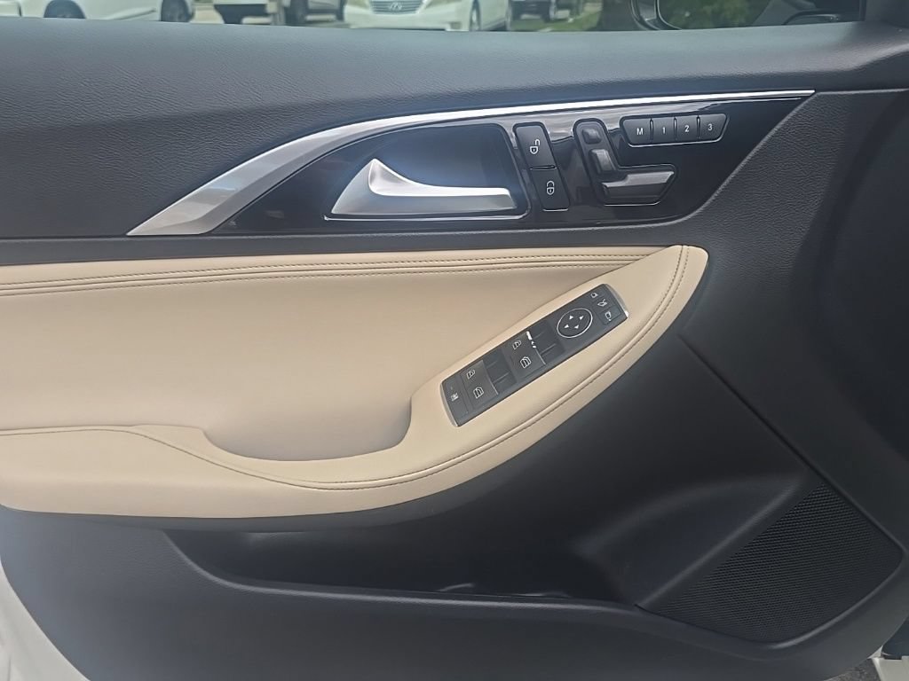 Used 2019 INFINITI QX30 w/ Navigation Package FWD image 12