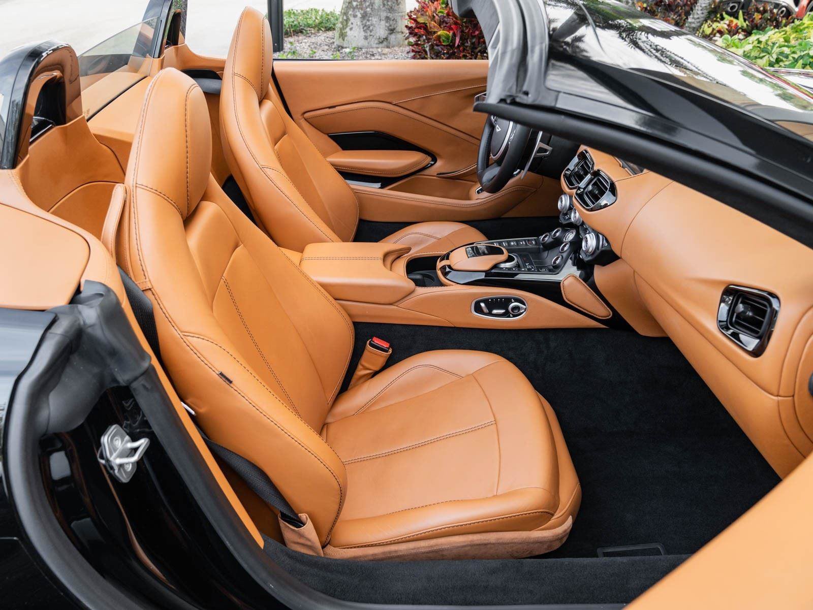 Used 2021 Aston Martin V8 Vantage Roadster RWD image 21