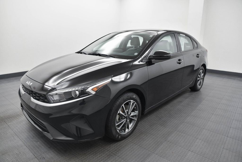 Used 2023 Kia Forte LXS image 3