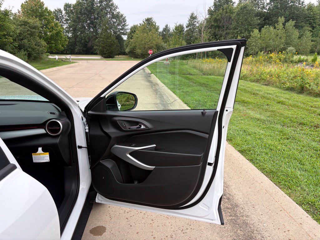 New 2026 Chevrolet Trax RS w/ Sunroof Package FWD image 26
