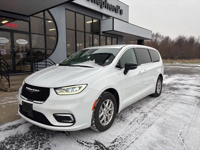 Used 2024 Chrysler Pacifica Touring-L image 2