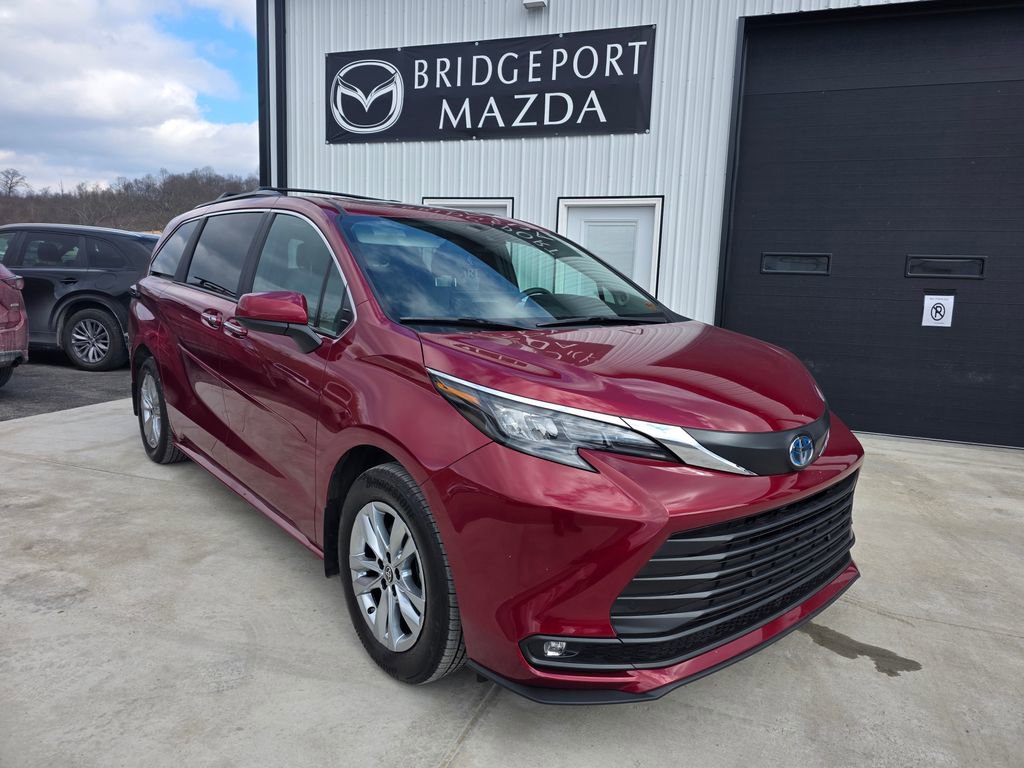 Used 2025 Toyota Sienna XLE w/ XLE Plus Package image 1