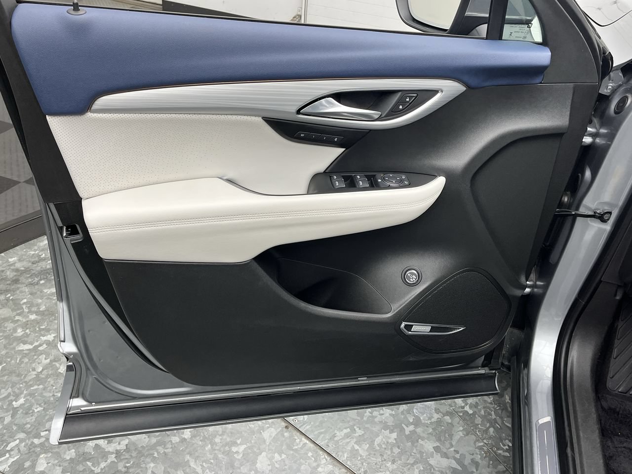 Used 2025 Buick Envision Avenir AWD/4WD image 8