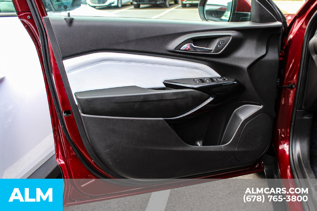 Used 2025 Chevrolet Trax LT FWD image 37