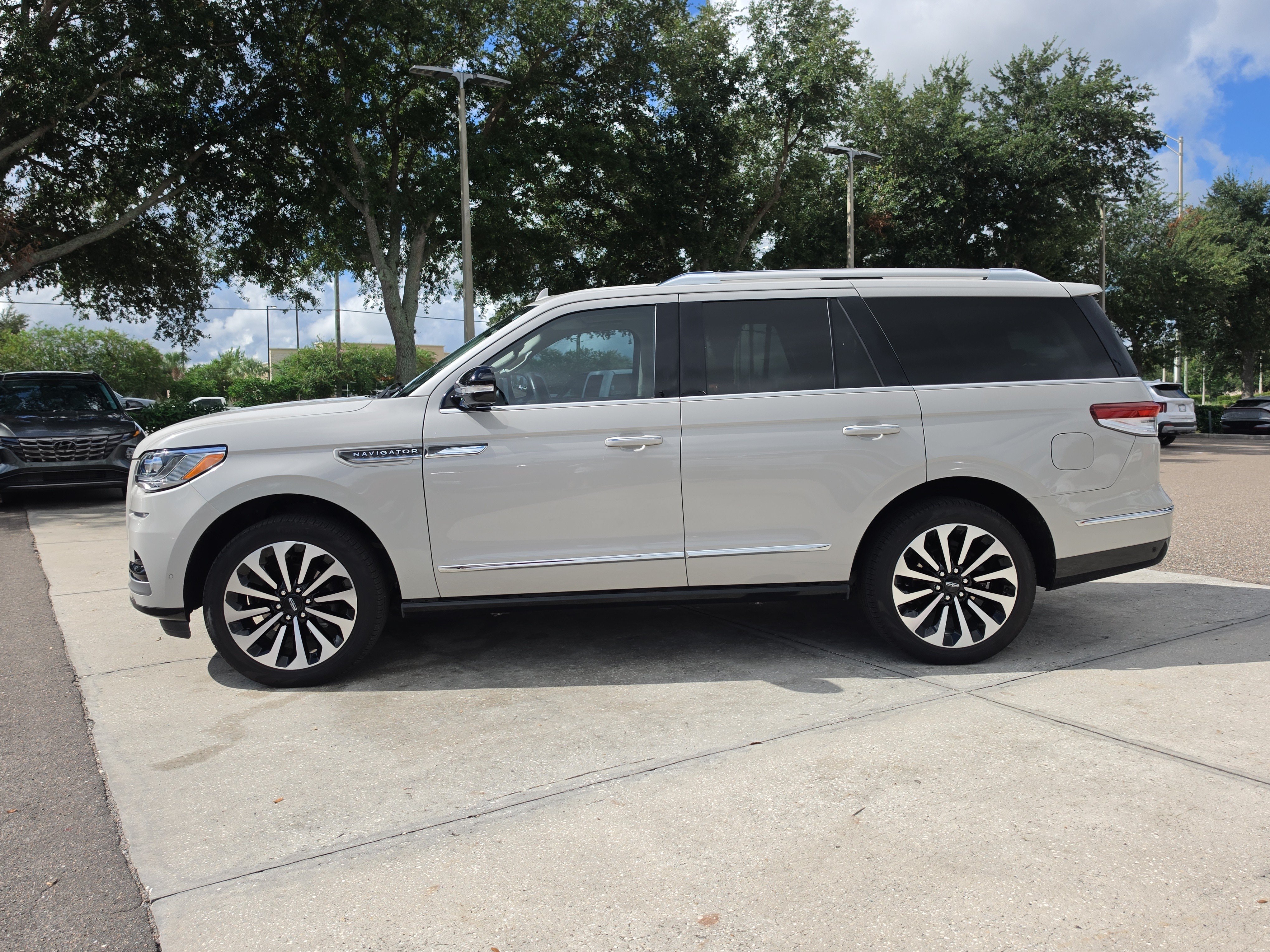 Used 2024 Lincoln Navigator Reserve AWD/4WD image 5