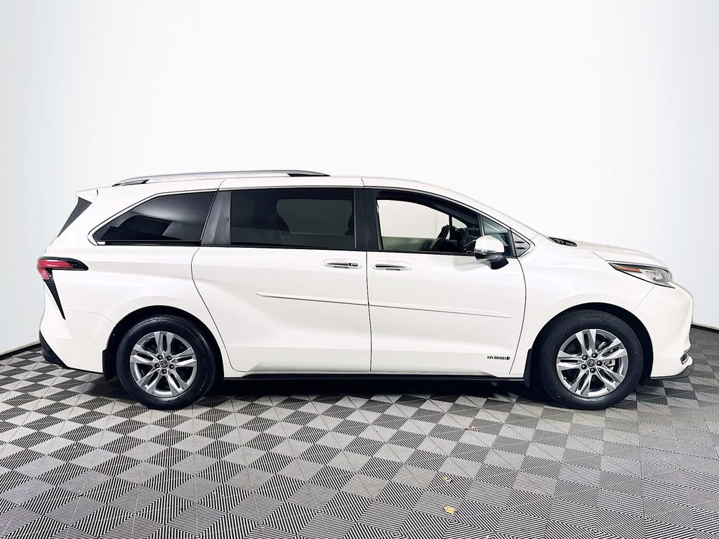 Used 2021 Toyota Sienna Limited image 8