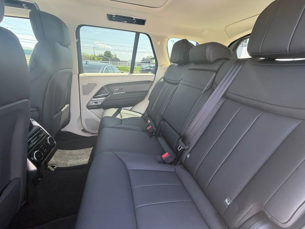 Used 2024 Land Rover Range Rover SE image 16