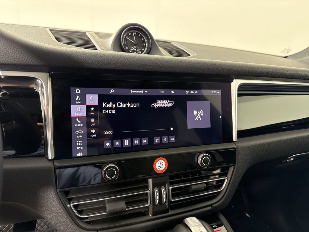 Certified 2025 Porsche Macan AWD/4WD image 29