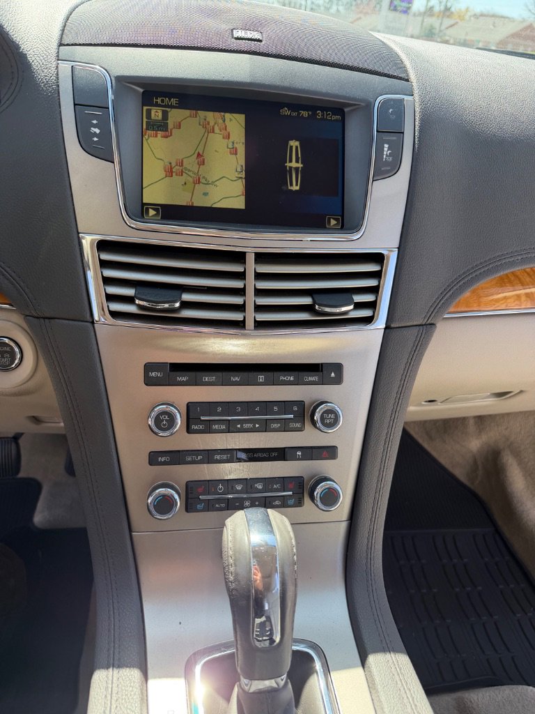 Used 2010 Lincoln MKT 2WD image 9