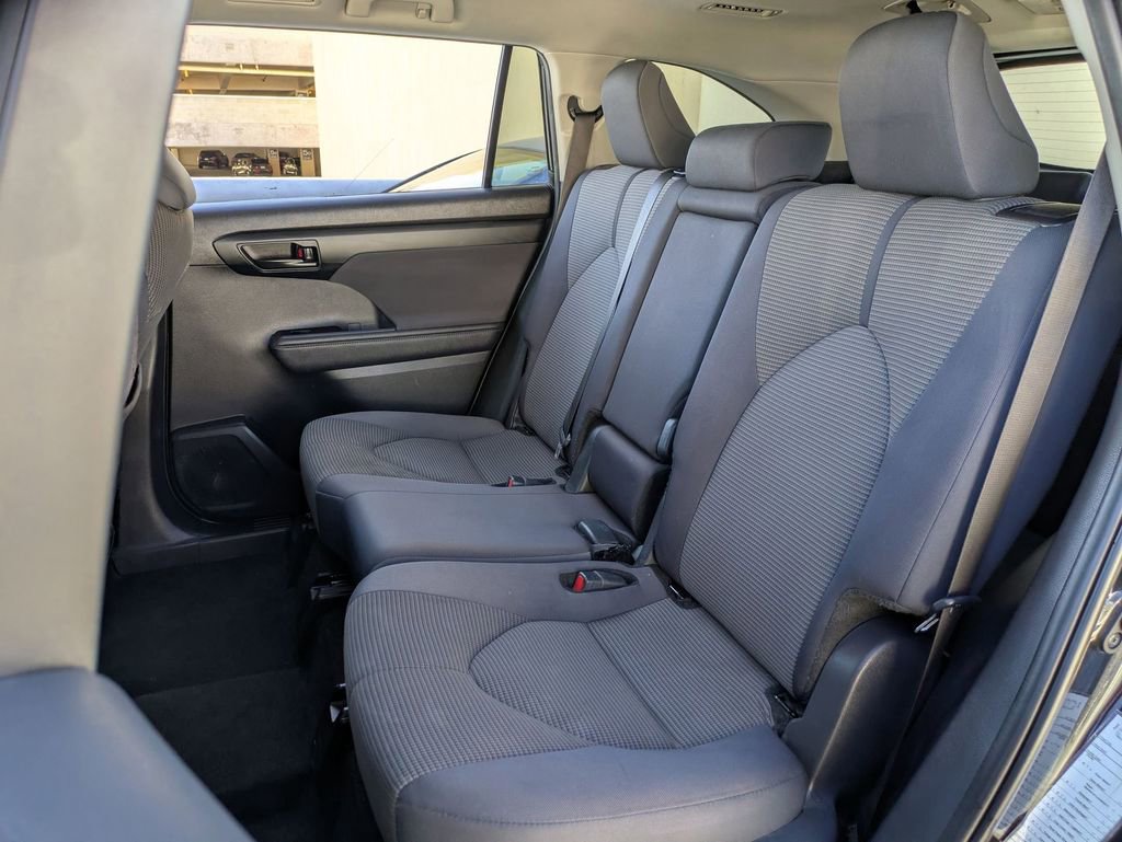 Used 2024 Toyota Highlander LE image 25
