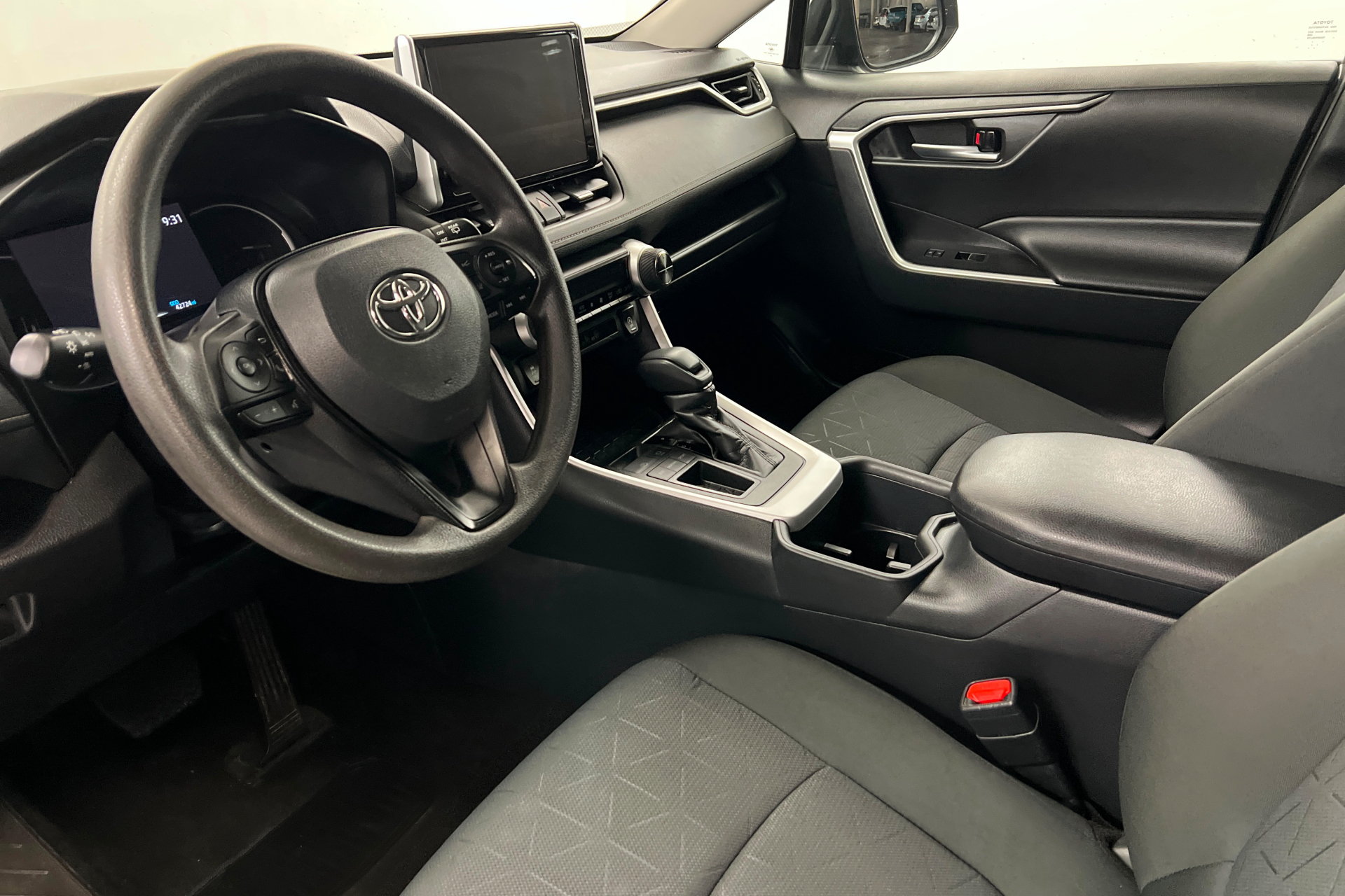 Used 2025 Toyota RAV4 XLE FWD image 16