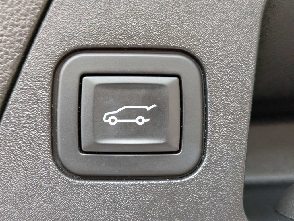 Used 2017 Buick Envision Essence FWD image 13