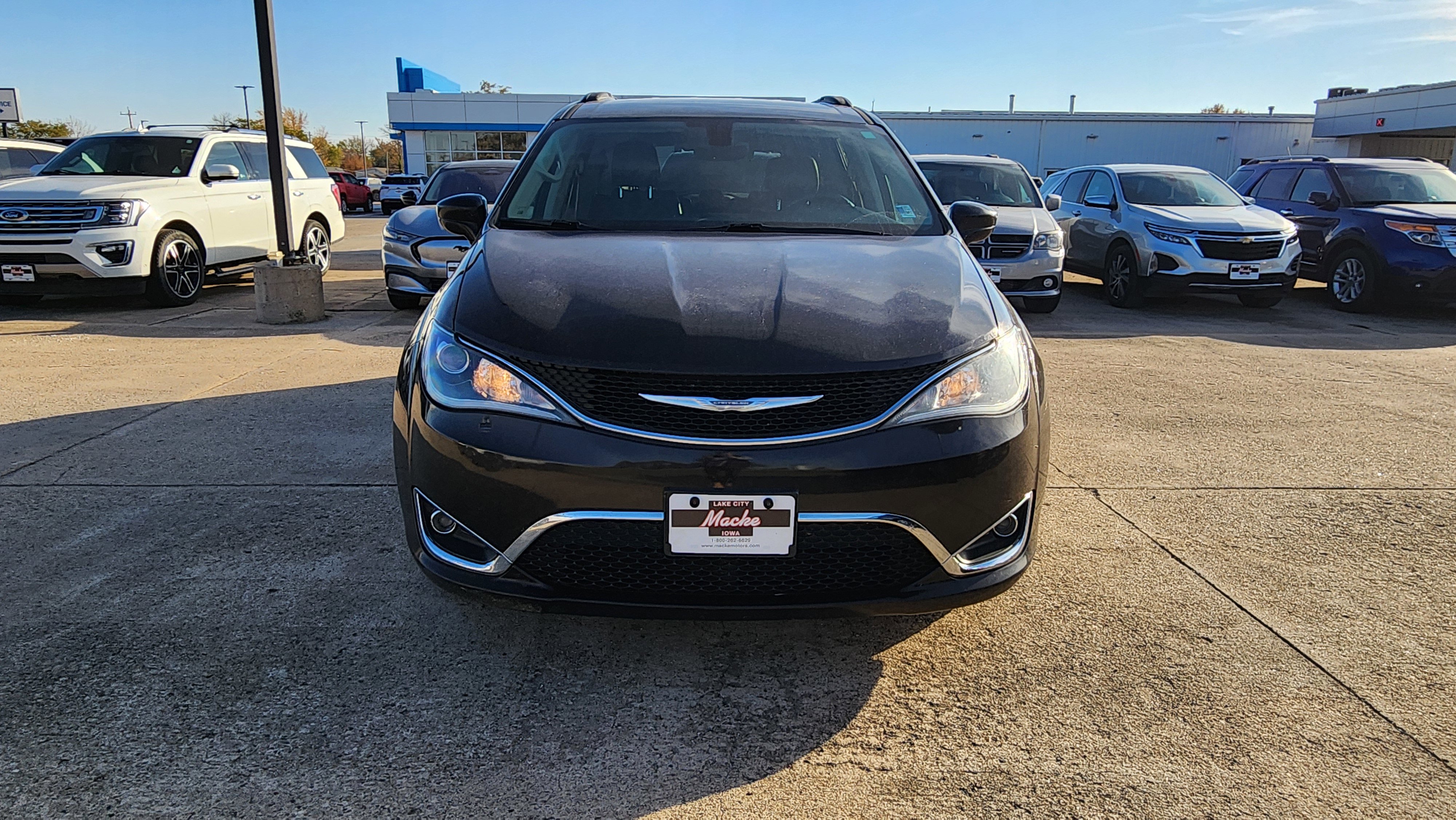 Used 2017 Chrysler Pacifica Touring-L w/ Tire & Wheel Group image 2