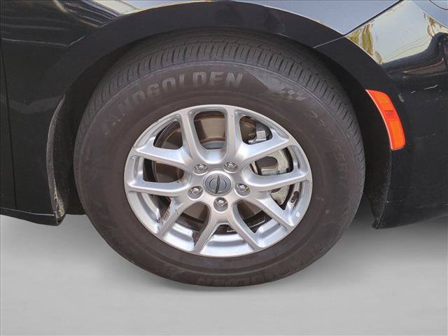 Used 2024 Chrysler Pacifica Touring-L FWD image 23