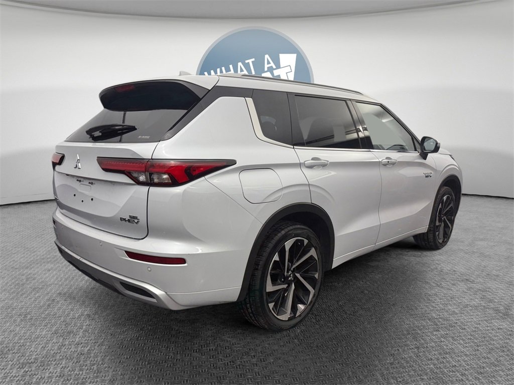 Used 2024 Mitsubishi Outlander 4WD Plug-In Hybrid image 3