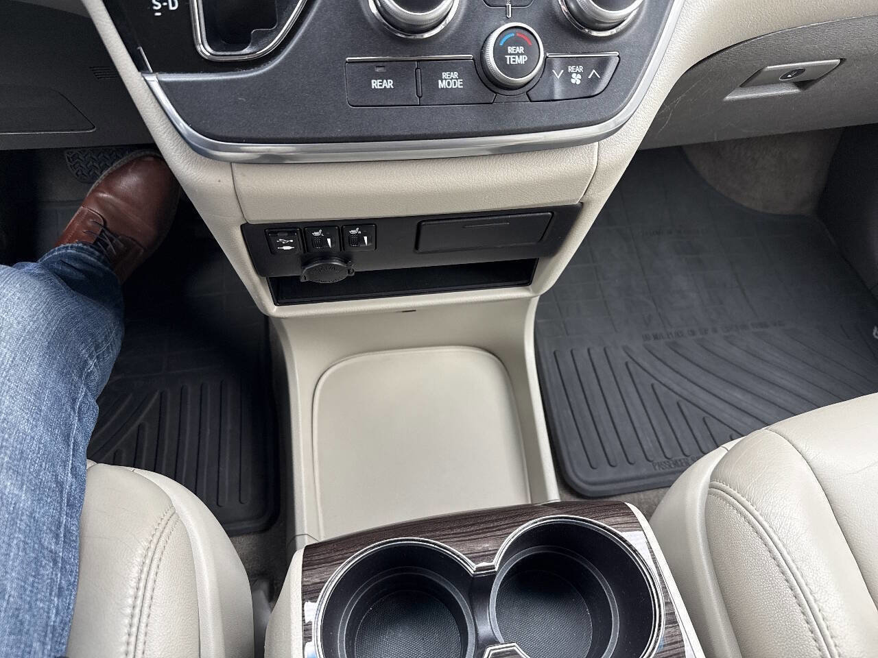 Used 2015 Toyota Sienna image 12