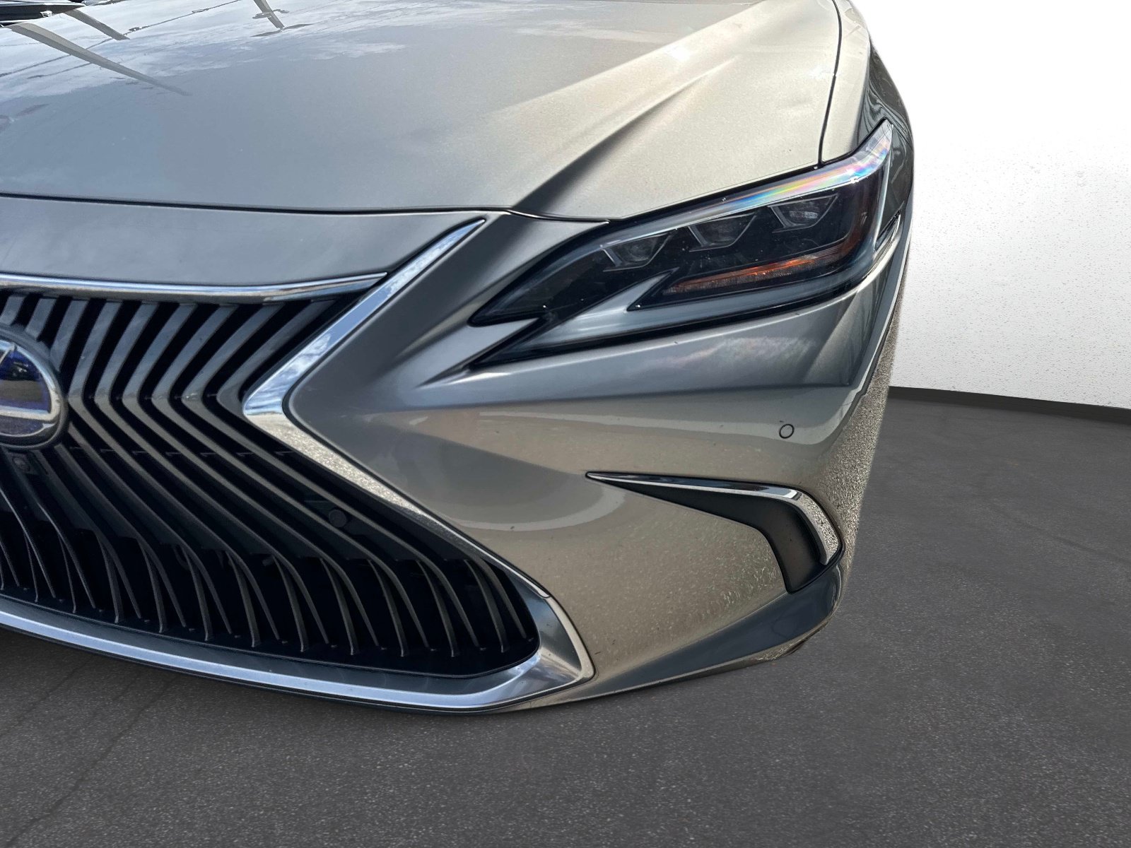 Used 2021 Lexus ES 300h Ultra Luxury w/ Accessory Package 2 FWD image 9
