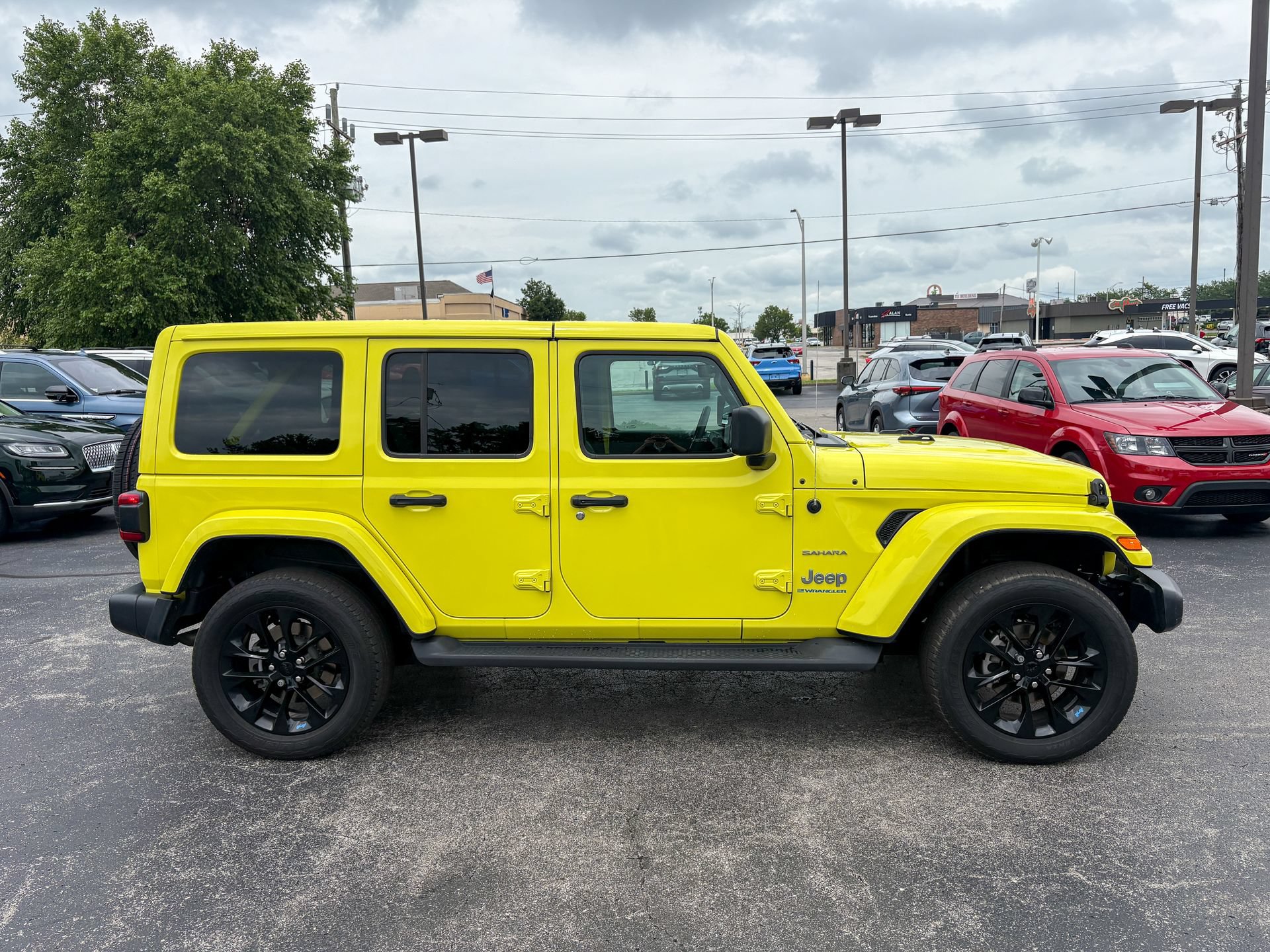 Used 2023 Jeep Wrangler Unlimited Sahara w/ Cold Weather Group AWD/4WD image 20