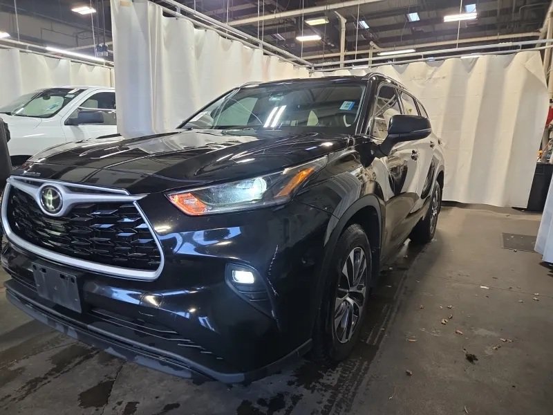 Used 2021 Toyota Highlander XLE AWD/4WD image 1