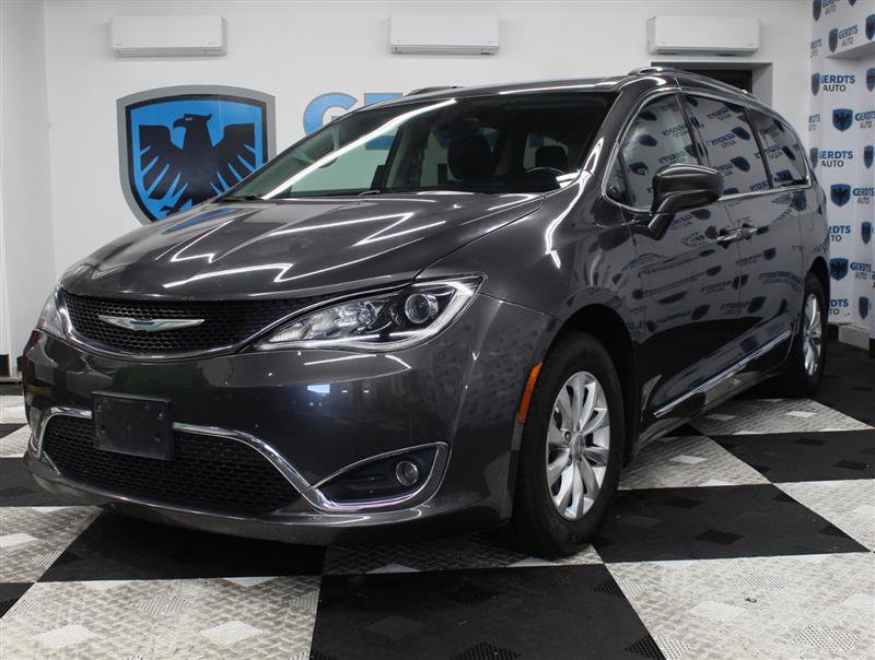 Used 2018 Chrysler Pacifica Touring-L FWD image 1