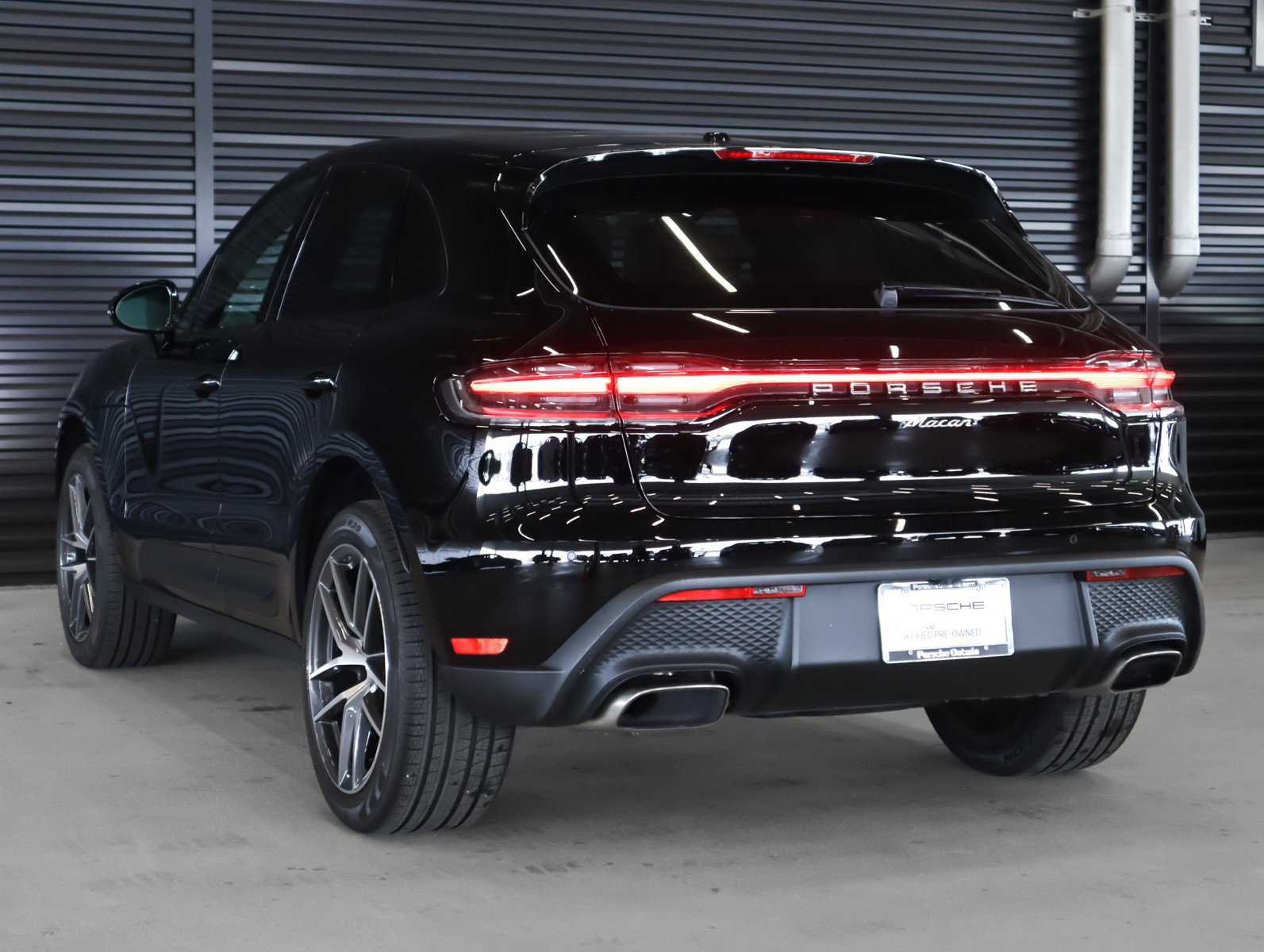 Certified 2025 Porsche Macan image 3