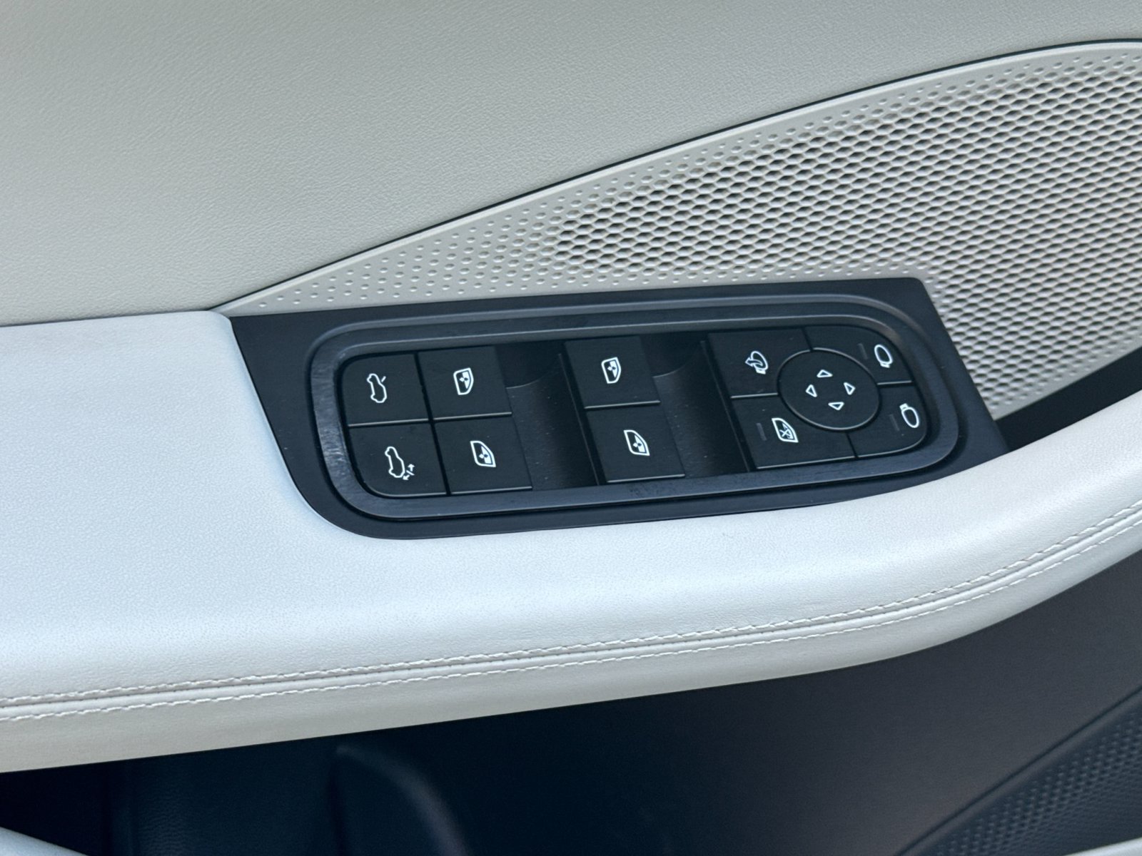Certified 2025 Porsche Macan 4 Electric AWD/4WD image 13