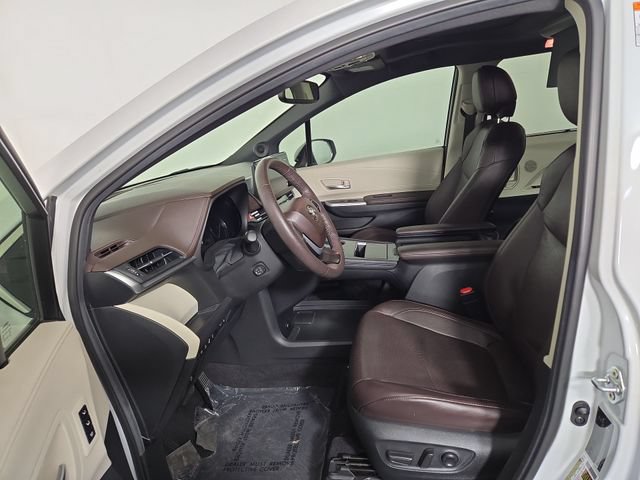 Used 2023 Toyota Sienna Platinum FWD image 13