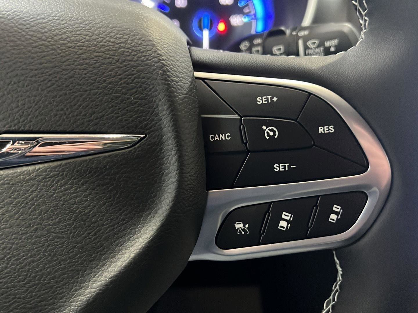 New 2026 Chrysler Pacifica Select image 5