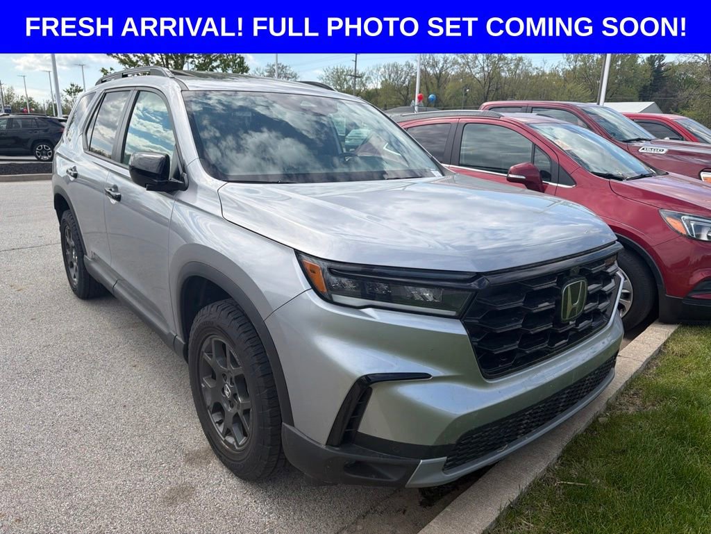Used 2025 Honda Pilot TrailSport image 2
