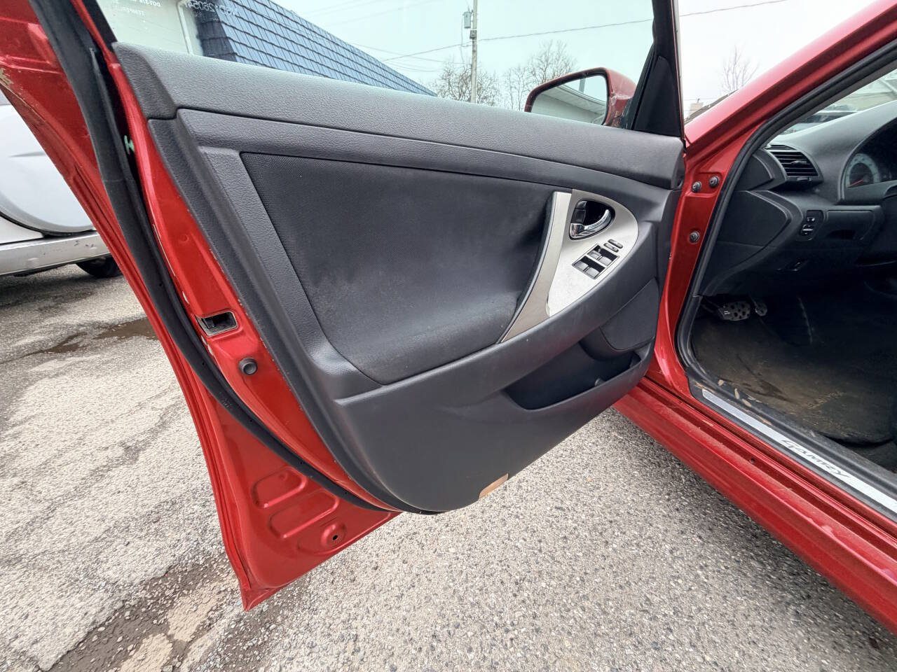 Used 2010 Toyota Camry SE FWD image 12