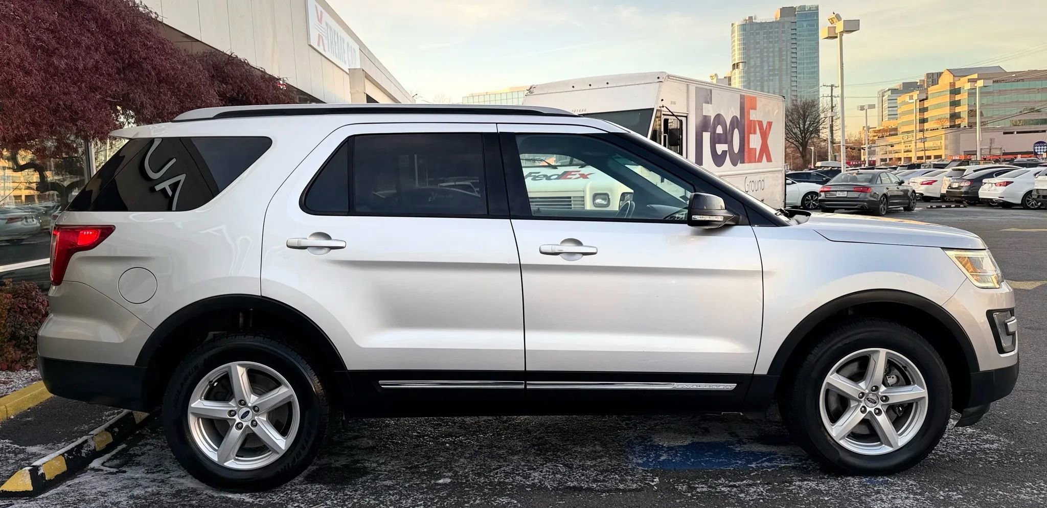 Used 2016 Ford Explorer XLT w/ Equipment Group 202A image 8