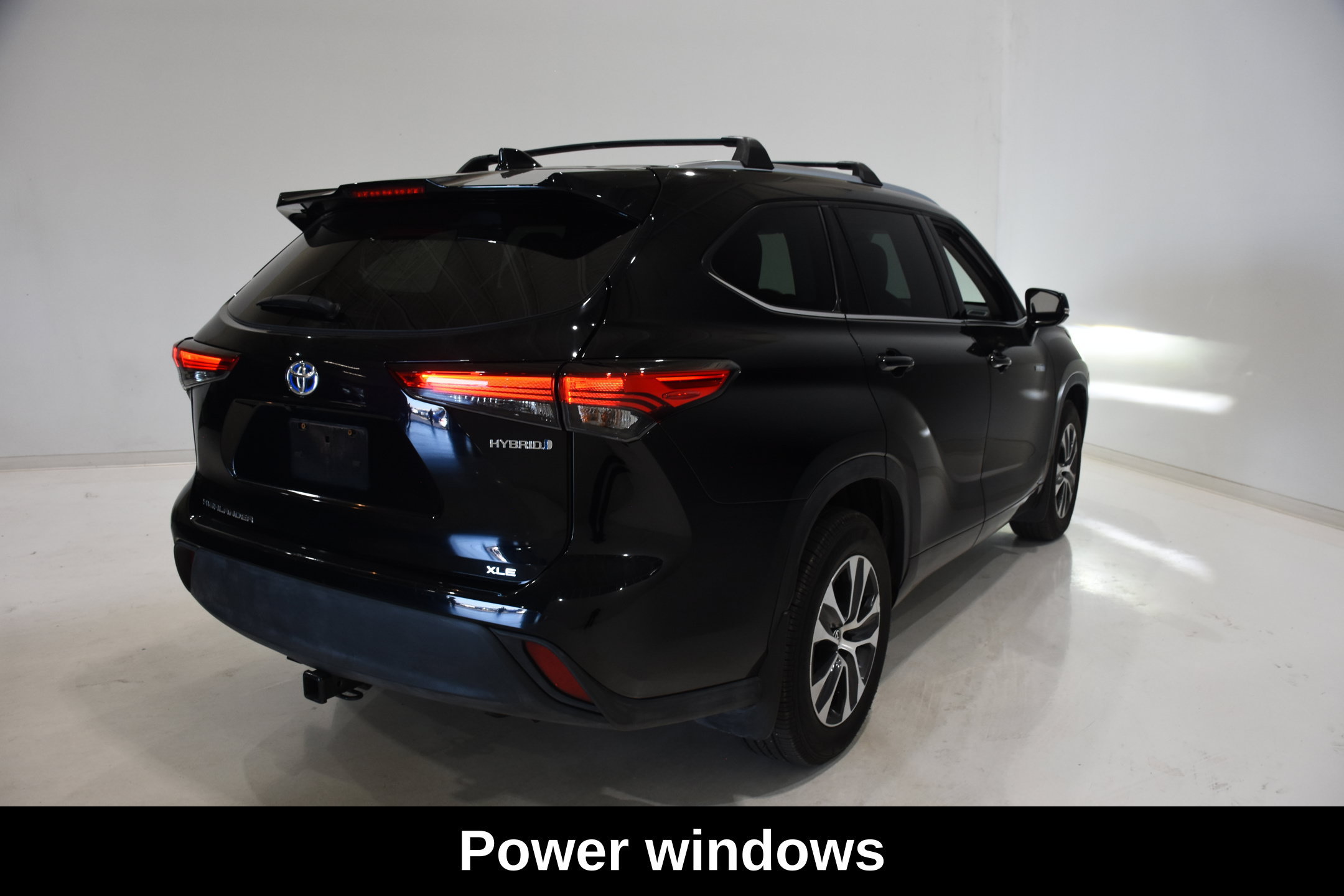 Used 2021 Toyota Highlander XLE AWD/4WD image 4