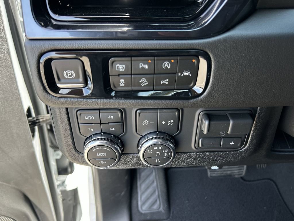 New 2026 GMC Yukon XL AT4 w/ AT4 Premium Plus Package AWD/4WD image 18