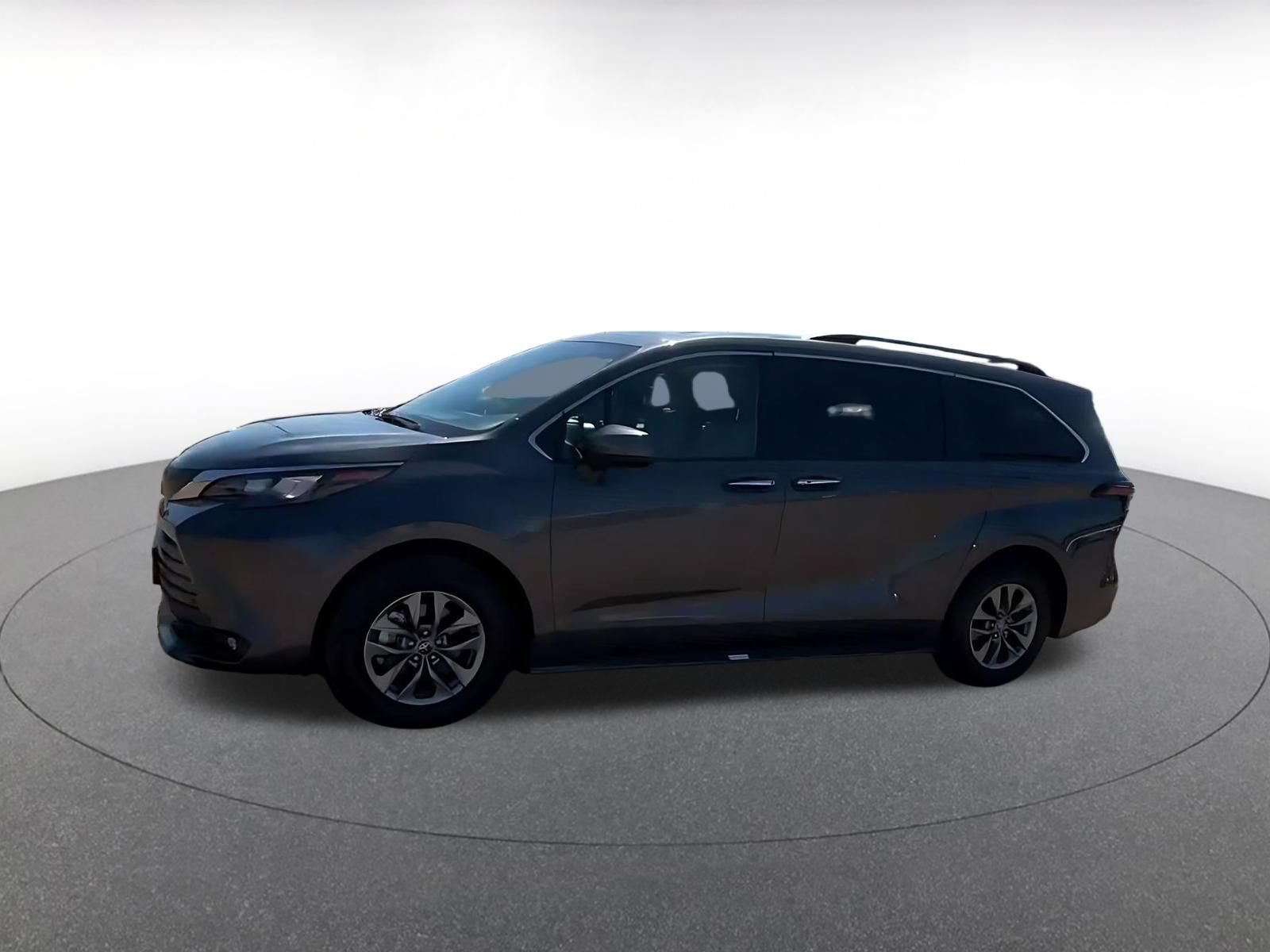 Used 2025 Toyota Sienna XLE FWD image 7