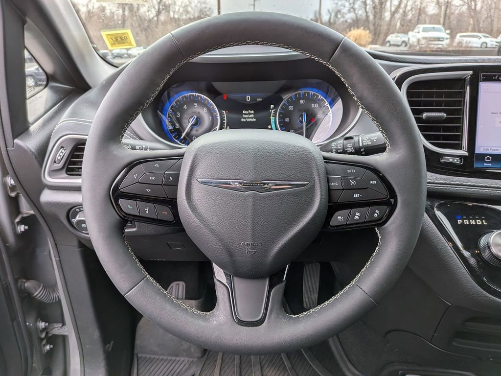 Used 2023 Chrysler Pacifica Touring-L w/ S Appearance Package image 18