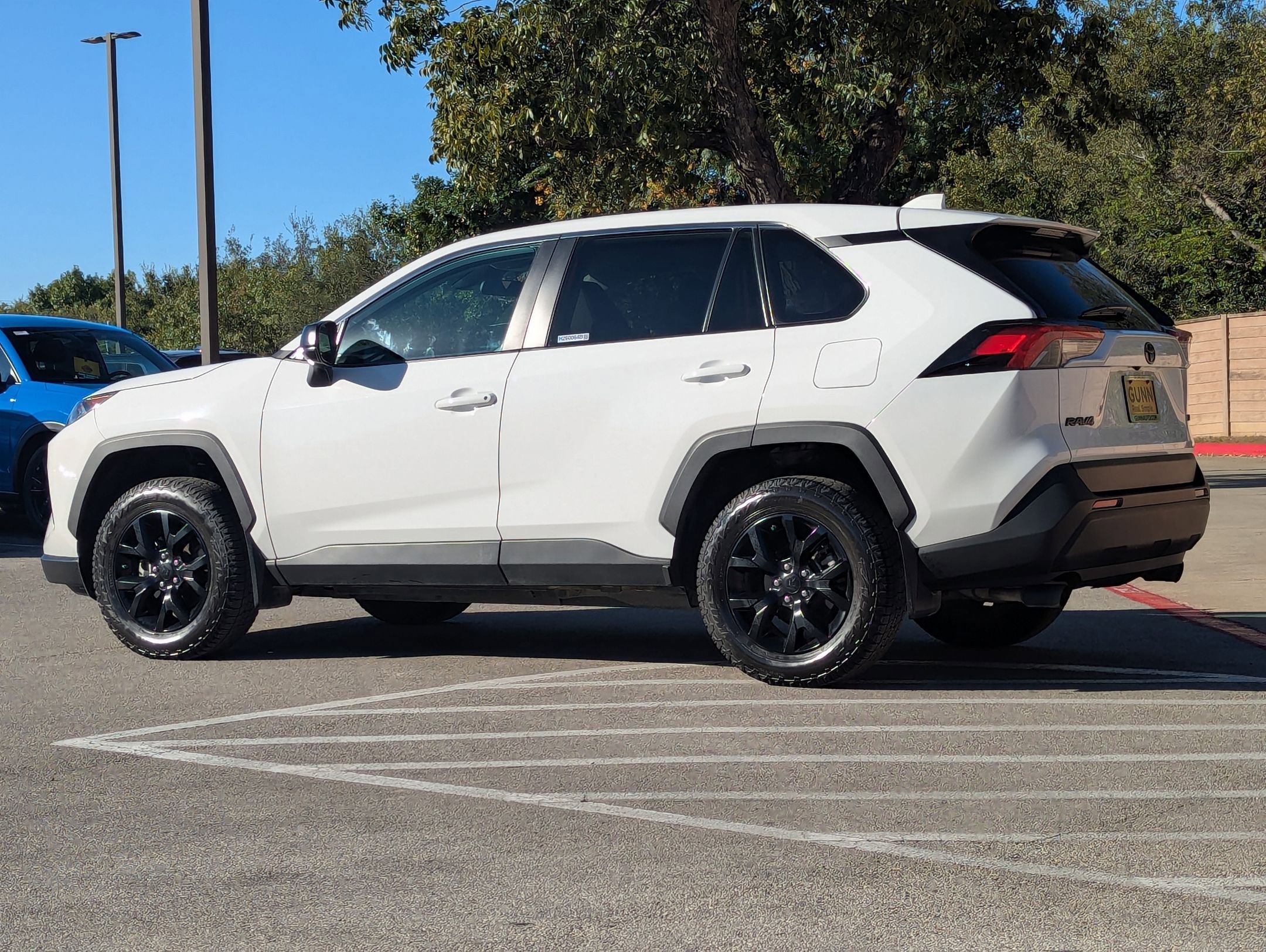 Used 2022 Toyota RAV4 LE image 6