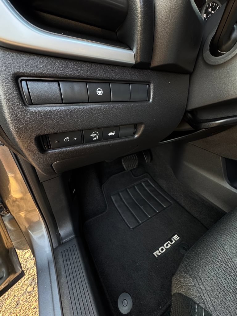Used 2025 Nissan Rogue SV FWD image 15