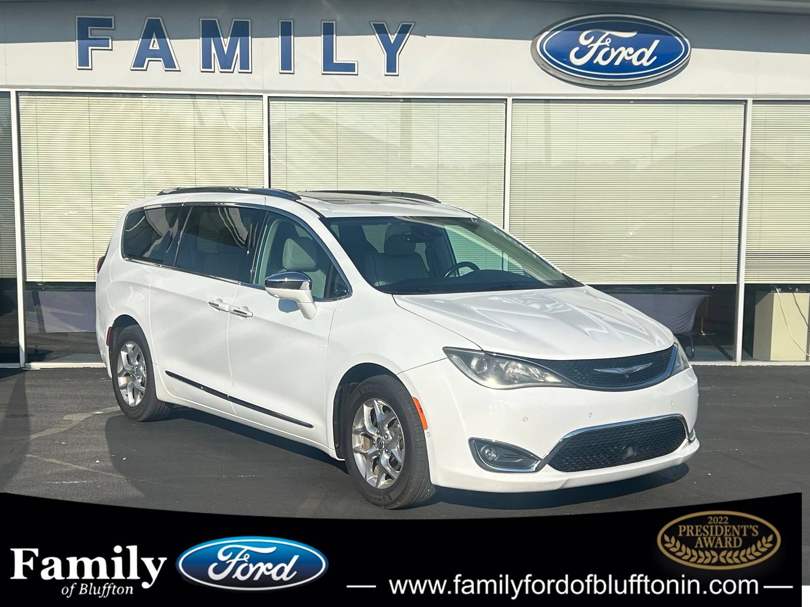 Used 2017 Chrysler Pacifica Limited w/ UConnect Theater Package FWD image 1
