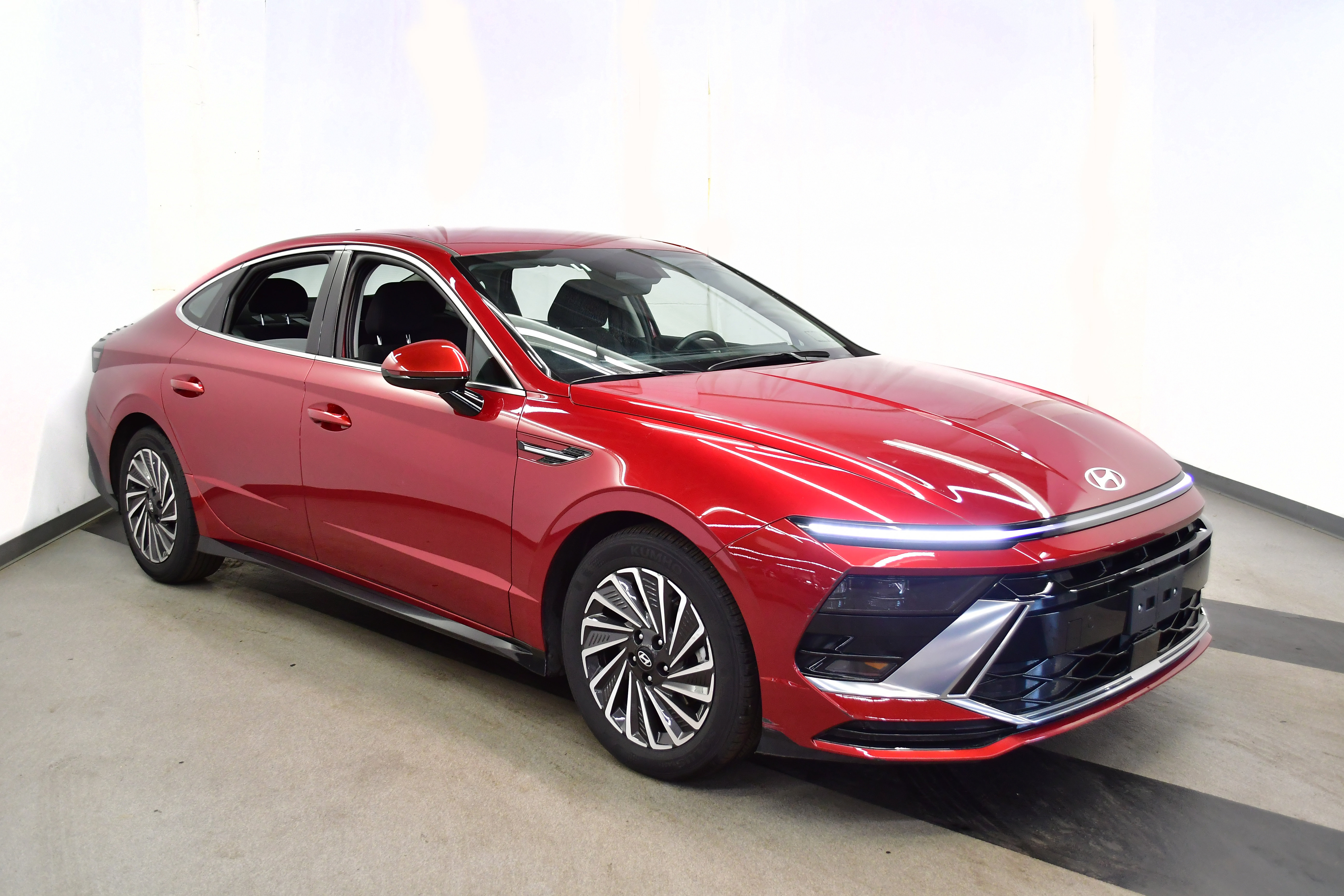 Used 2025 Hyundai Sonata SEL FWD image 2