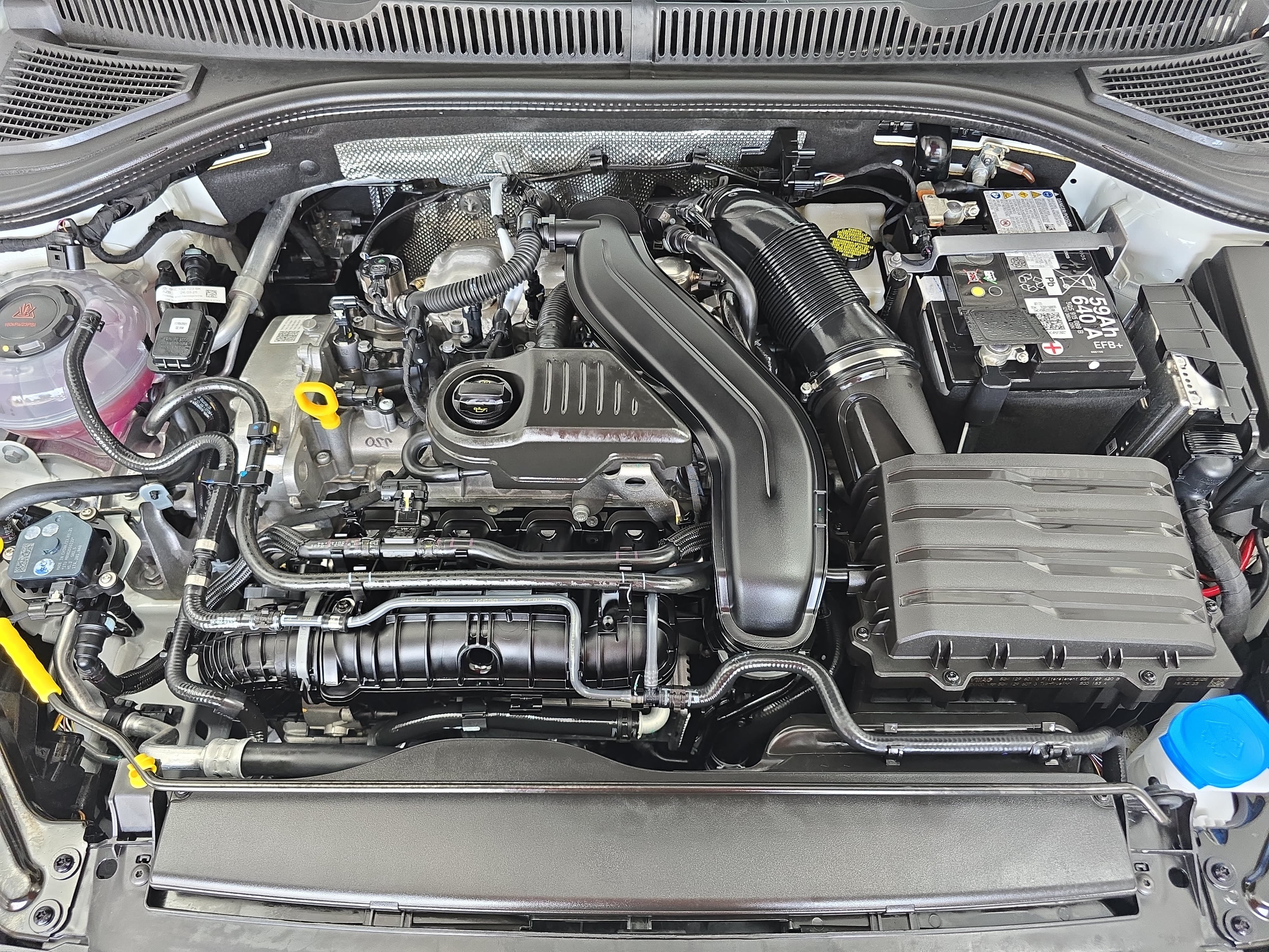 Certified 2025 Volkswagen Jetta SE w/ Sunroof Package FWD image 30