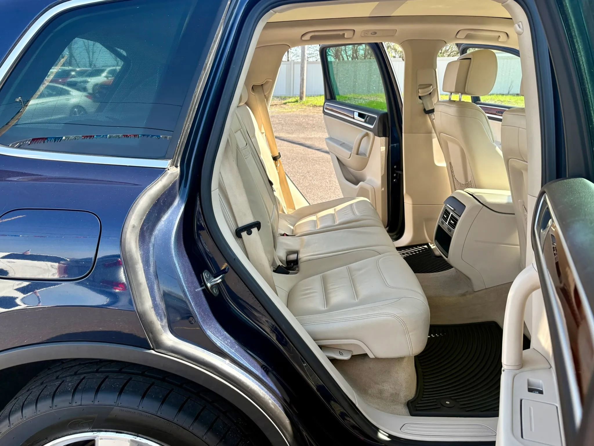 Used 2012 Volkswagen Touareg TDI image 25