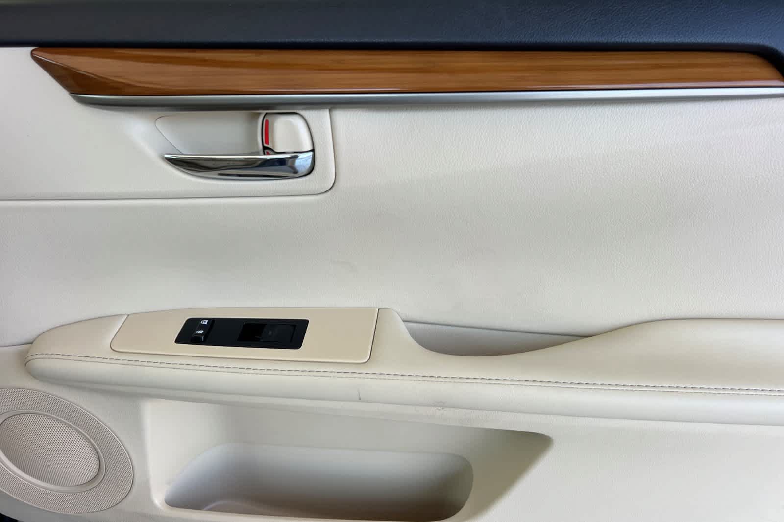 Used 2014 Lexus ES 300h w/ Premium Package w/Bamboo Trim FWD image 18