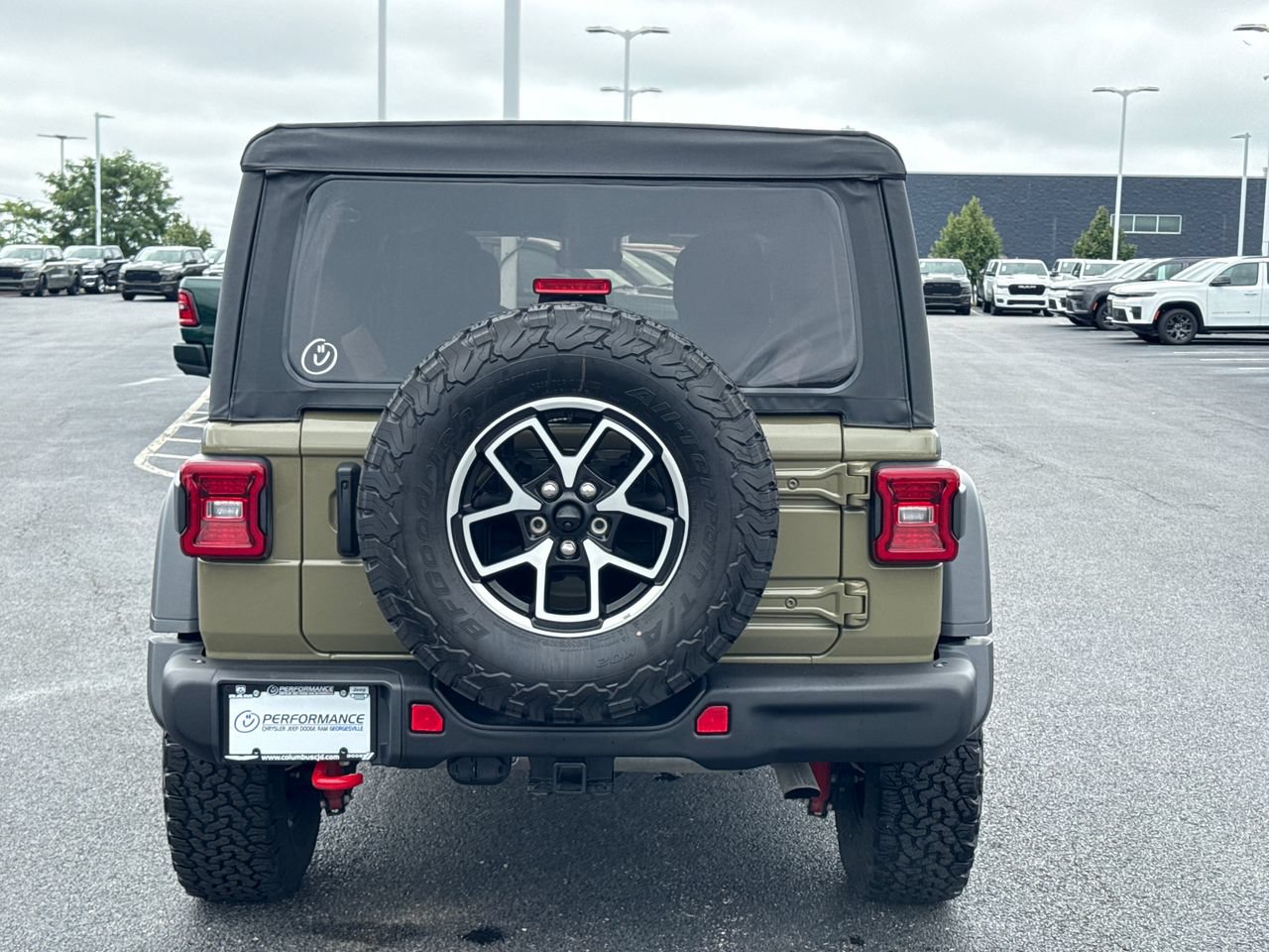 Used 2025 Jeep Wrangler Unlimited Rubicon w/ Technology Group AWD/4WD image 4